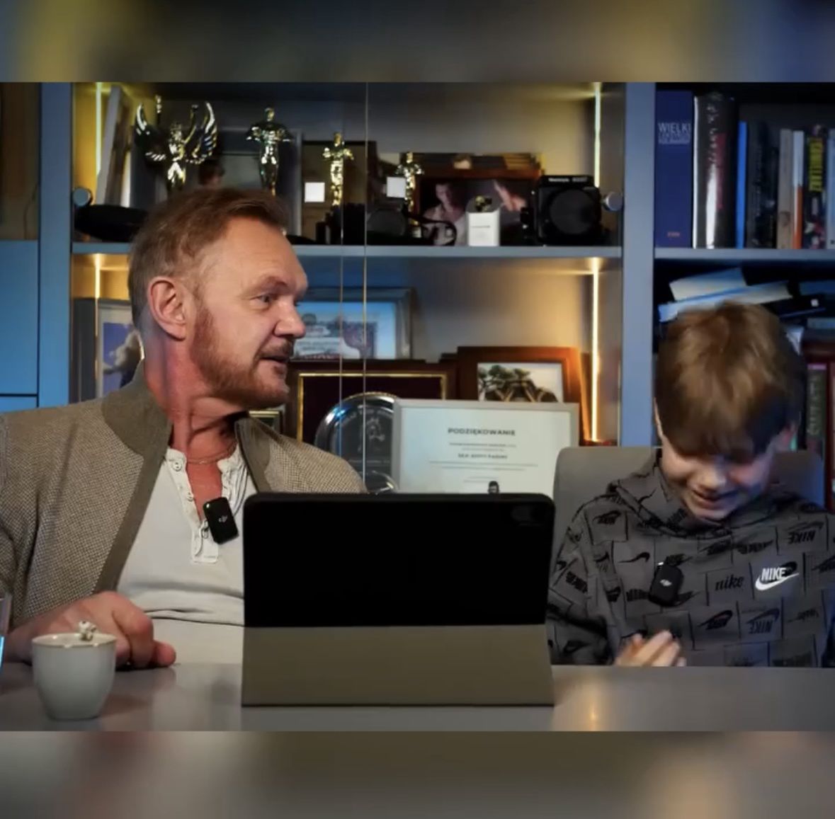 Syn Cezarego Pazury uczy go angielskiego