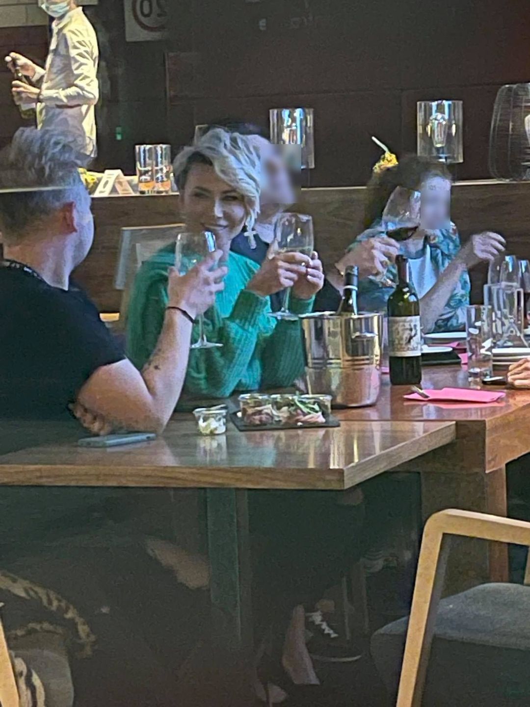 Paulla z kieliszkiem 