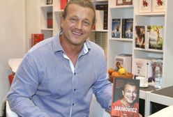 Jakimowicz bez maseczki, jeździ po Polsce i rozdaje autografy