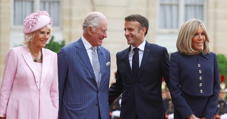 Król Karol III i królowa Camilla wylądowali w Paryżu. Brigitte Macron zaliczyła wpadkę? (ZDJĘCIA)