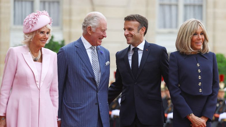 Król Karol III i królowa Camilla wylądowali w Paryżu. Brigitte Macron zaliczyła wpadkę? (ZDJĘCIA)
