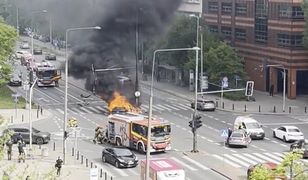 Akcja służb w Warszawie. Elektryczne auto spłonęło