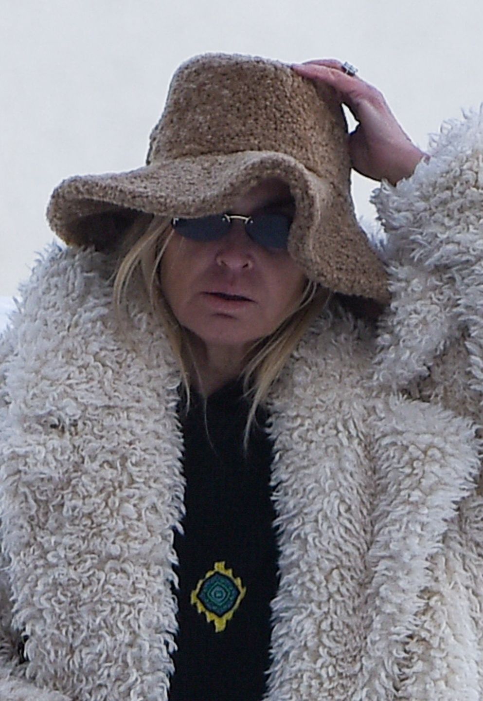 Monika Olejnik w drodze do atelier Roberta Kupisza 