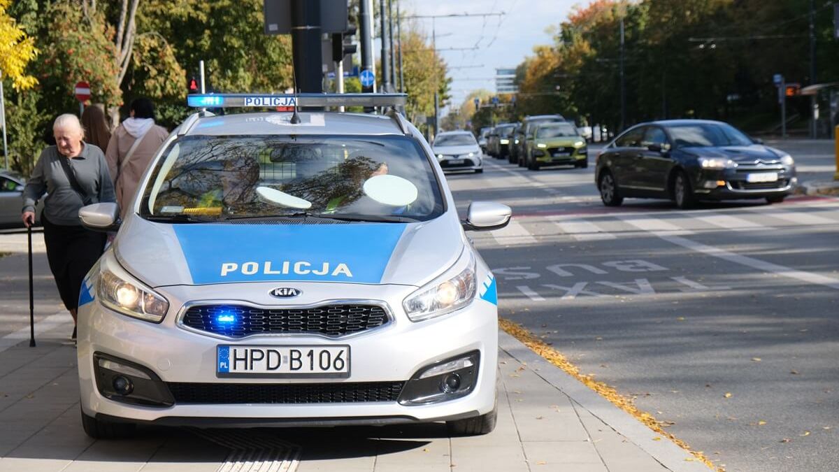 Policjanci w radiowozie podczas interwencji