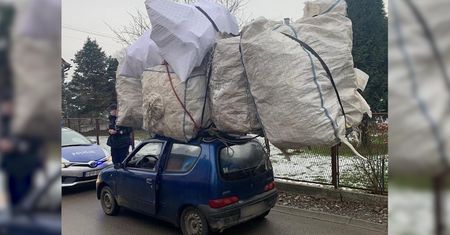 Wiózł styropian na dachu seicento. Niebywałe zdjęcie ze Śląska