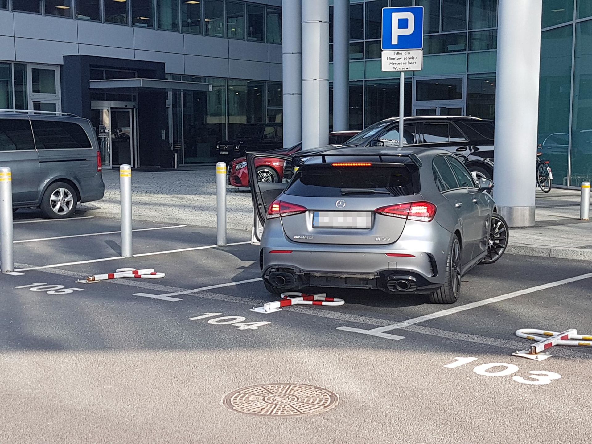 Istnieje anegdota, że klient Mercedesa przy odbiorze swojego nowego AMG od razu "wziął" też wartego ok. 200 tys. zł AMG A35. "Nie pieniądz, a cieszy" - powiedział sprzedawcy.