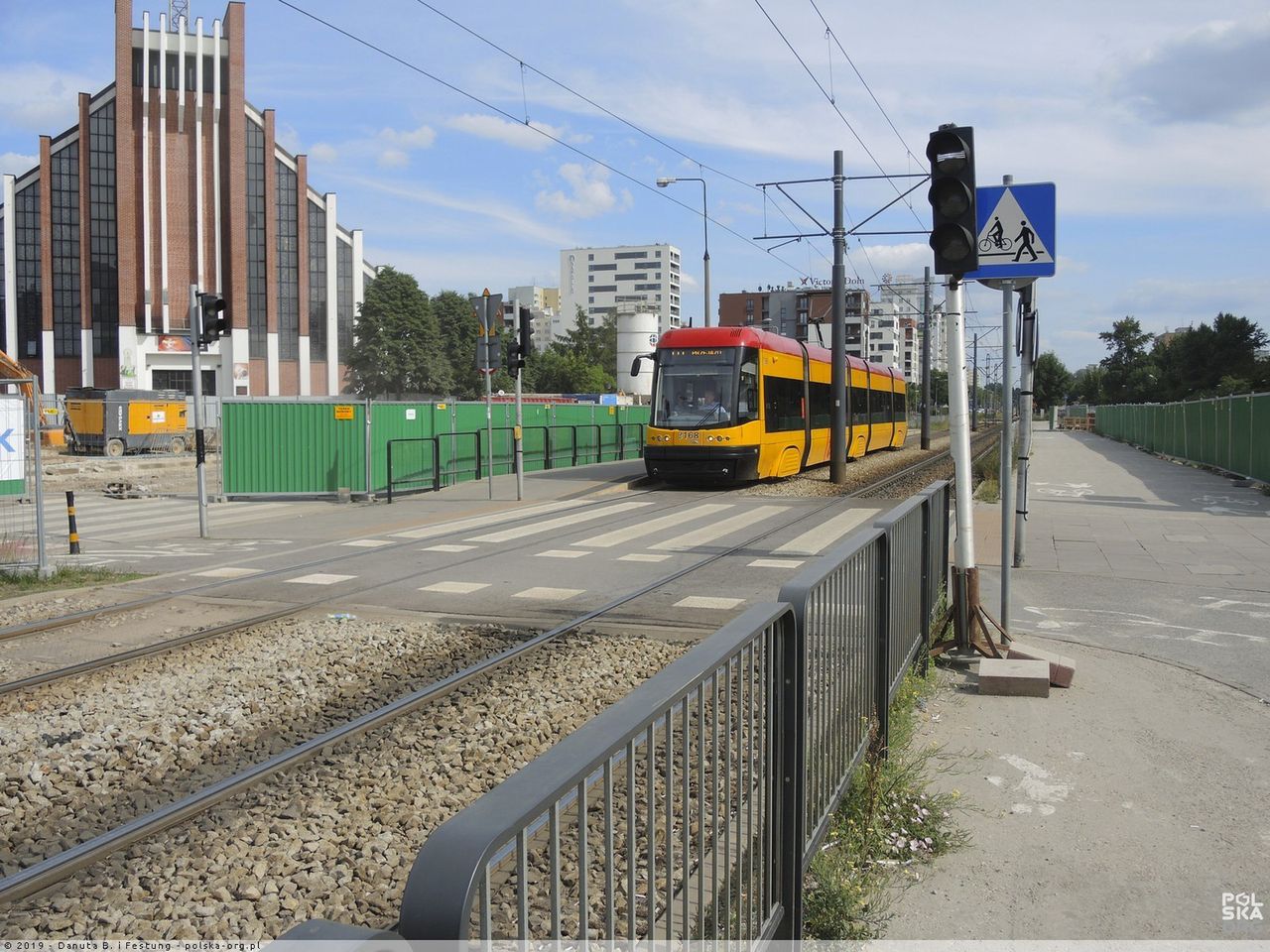 Warszawa. Kościół na Bródnie, pod którym trwa budowa końcowej linii metra, zanotował straty. Popękała posadzka i tynki, podziemne prace zaszkodziły też chodnikom