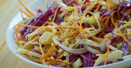 Sałatka młodości. Obniża cholesterol, chroni przed zawałem i udarem