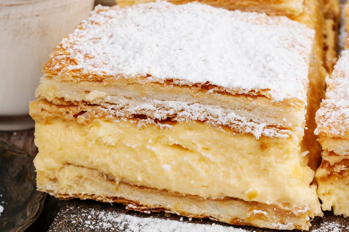 Kup ciasto francuskie i upiecz banalnie prostą kremówkę z jabłkami