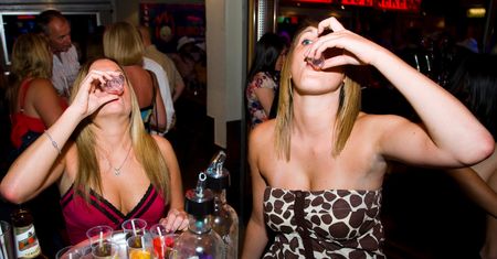 Hotele bez alkoholu? "Będą wracać do pokojów z 'dzwoniącymi reklamówkami'"