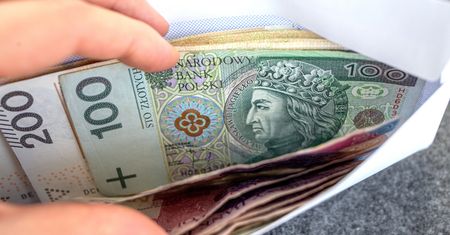 800 plus. Niektórzy rodzice dostaną tylko połowę