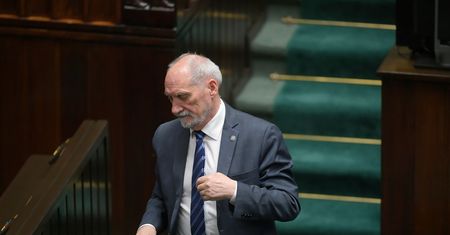 Burza po filmie podkomisji Antoniego Macierewicza. Jarosław Sellin nie wyklucza zamachu