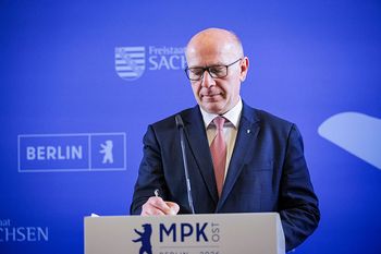 Burmistrz Berlina kłamał. Po skandalu ogłosił decyzję