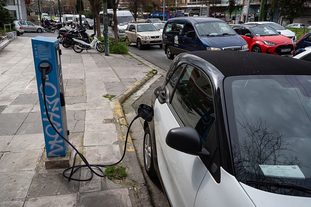 Rekordowe ceny paliw. Europejczycy uciekają w elektryki
