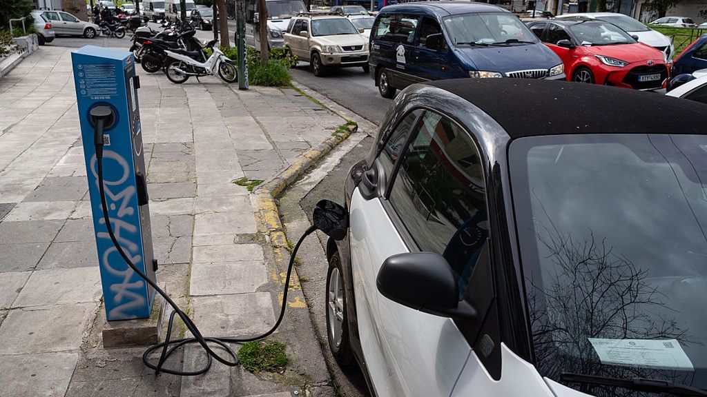 Rekordowe ceny paliw. Europejczycy uciekają w elektryki