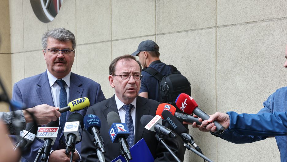 Warszawa, 24.06.2025. Europosłowie Mariusz Kamiński (P) i Maciej Wąsik (L) podczas wypowiedzi dla mediów przed siedzibą Prokuratury Okręgowej w Warszawie, 24 bm. Politycy zostali wezwani do prokuratury, która zarzuca im, że nie zastosowali się do prawomocnego wyroku sądu o zakazie pełnienia funkcji publicznych i pod koniec grudnia 2023 r. wykonywali mandaty posłów. W początkach kwietnia Parlament Europejski uchylił Wąsikowi i Kamińskiemu immunitety. (amb) PAP/Marian Zubrzycki