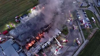 Pożar hali na Pomorzu opanowany. Trwają poszukiwania strażaka