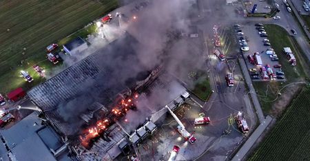 Pożar hali na Pomorzu opanowany. Trwają poszukiwania strażaka