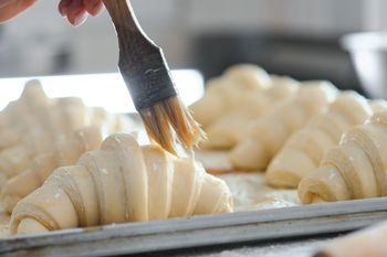 Z automatu sięgamy po rozkłócone jajko. Czym najlepiej posmarować ciasto francuskie?