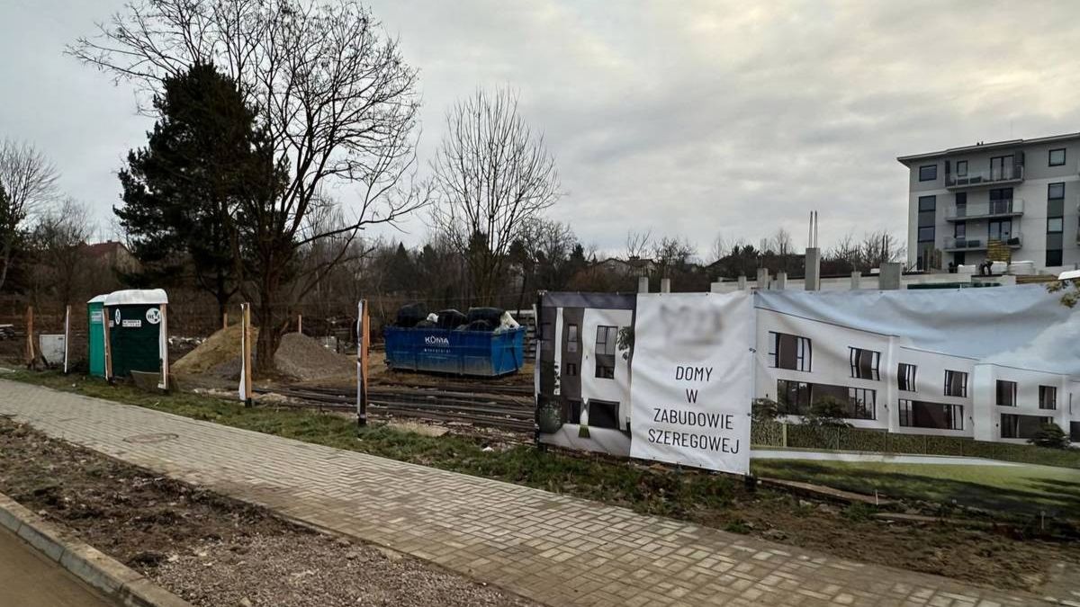 Zniszczone banery na ogrodzeniu inwestycji mieszkaniowej przy ul. Skowronkowej w Lublinie
