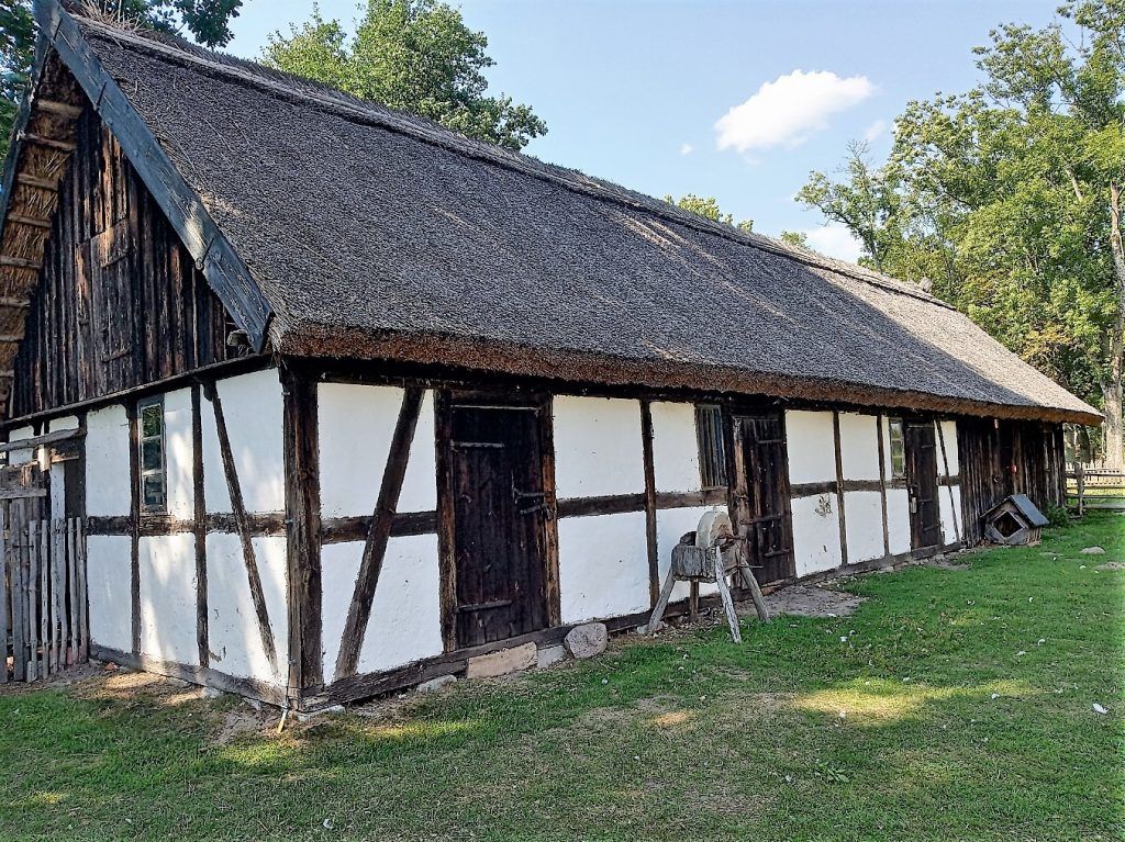 dom w muzeum wsi słowińskiej w klukach