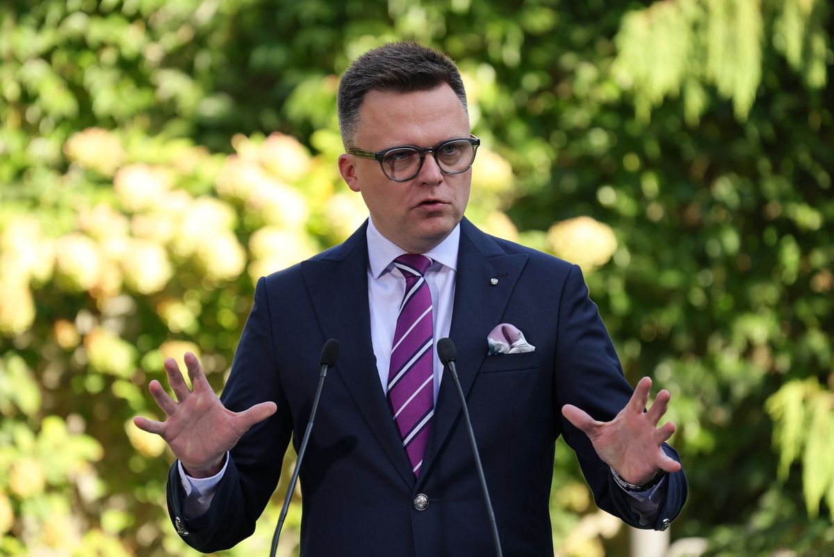 Warszawa, 24.09.2024. Marszałek Sejmu Szymon Hołownia podczas konferencji prasowej w ogrodach sejmowych