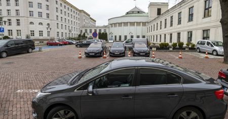 Wynajmują auta na biura poselskie. A w garażu stoją ich prywatne samochody