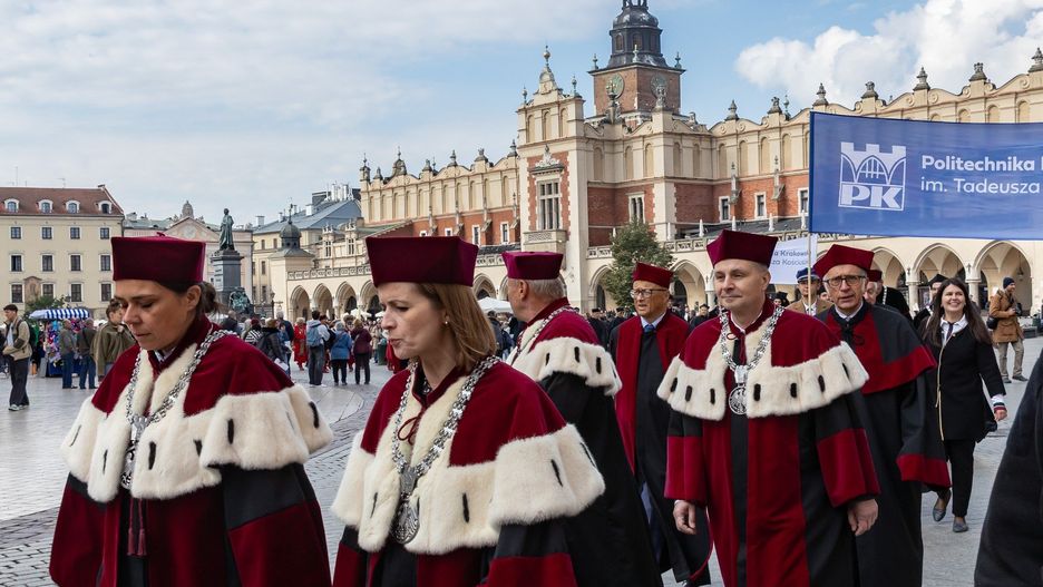Tradycyjnie przez centrum Krakowa przeszedł pochód władz uczelni, senatorów i studentów PK