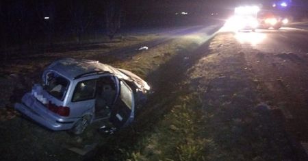 Dachowanie Volkswagena. Za kierownicą pijany kierowca. Samochód zjechał z drogi i wpadł do rowu