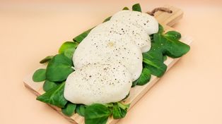 Masz kulkę mozzarelli? Zamiast kroić ją do sałatki, zrób z niej to ciągnące cudo