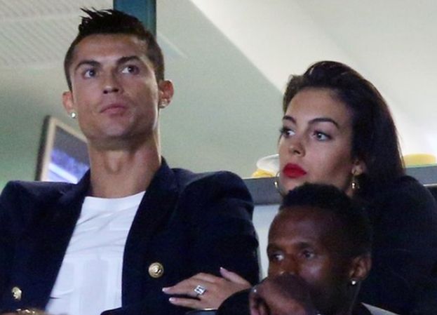 Ronaldo oświadczył się ciężarnej Georginie? "Wszystko wskazuje, że to pierścionek zaręczynowy" (FOTO) 