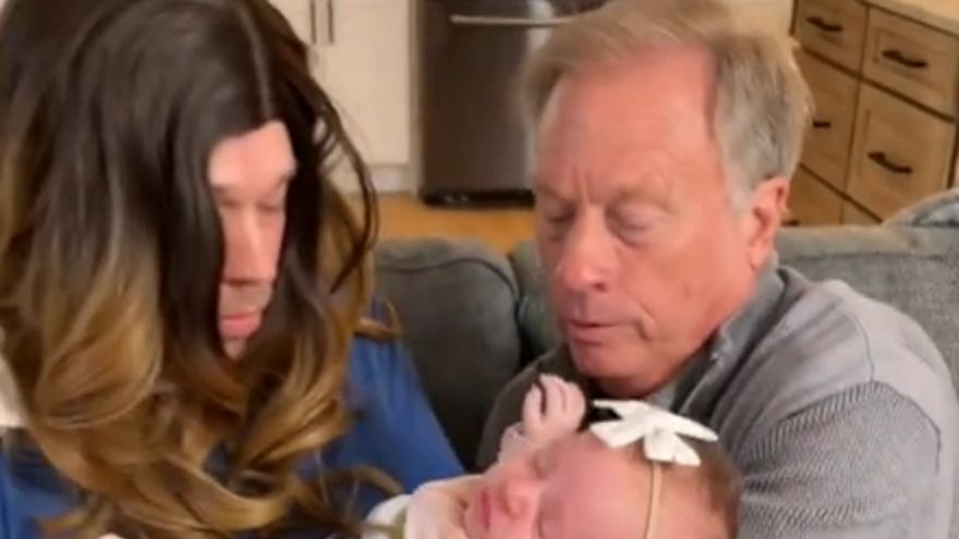 Tata i dziadek karmili niemowlę pod nieobecność mamy. Nagranie podbiło serca internautów