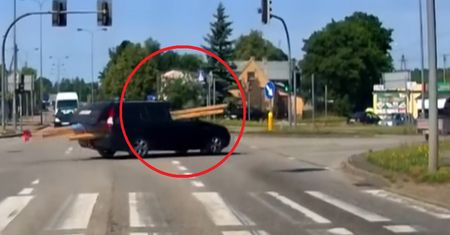 "Mistrzowie transportu". Nagranie z Pomorza. To przewoził w aucie