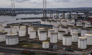 Znów 100 dolarów za baryłkę. Cena ropy skoczyła