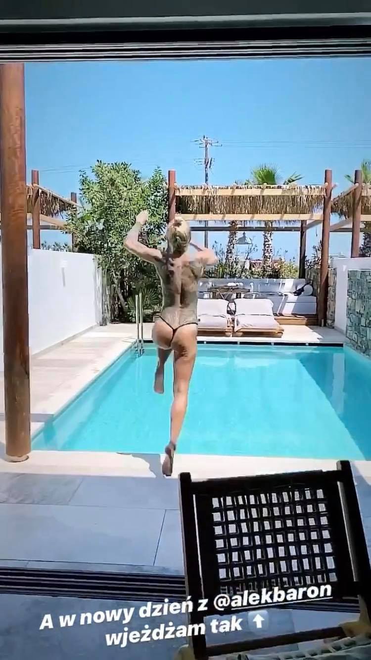 Blanka Lipińska wskakuje topless do basenu