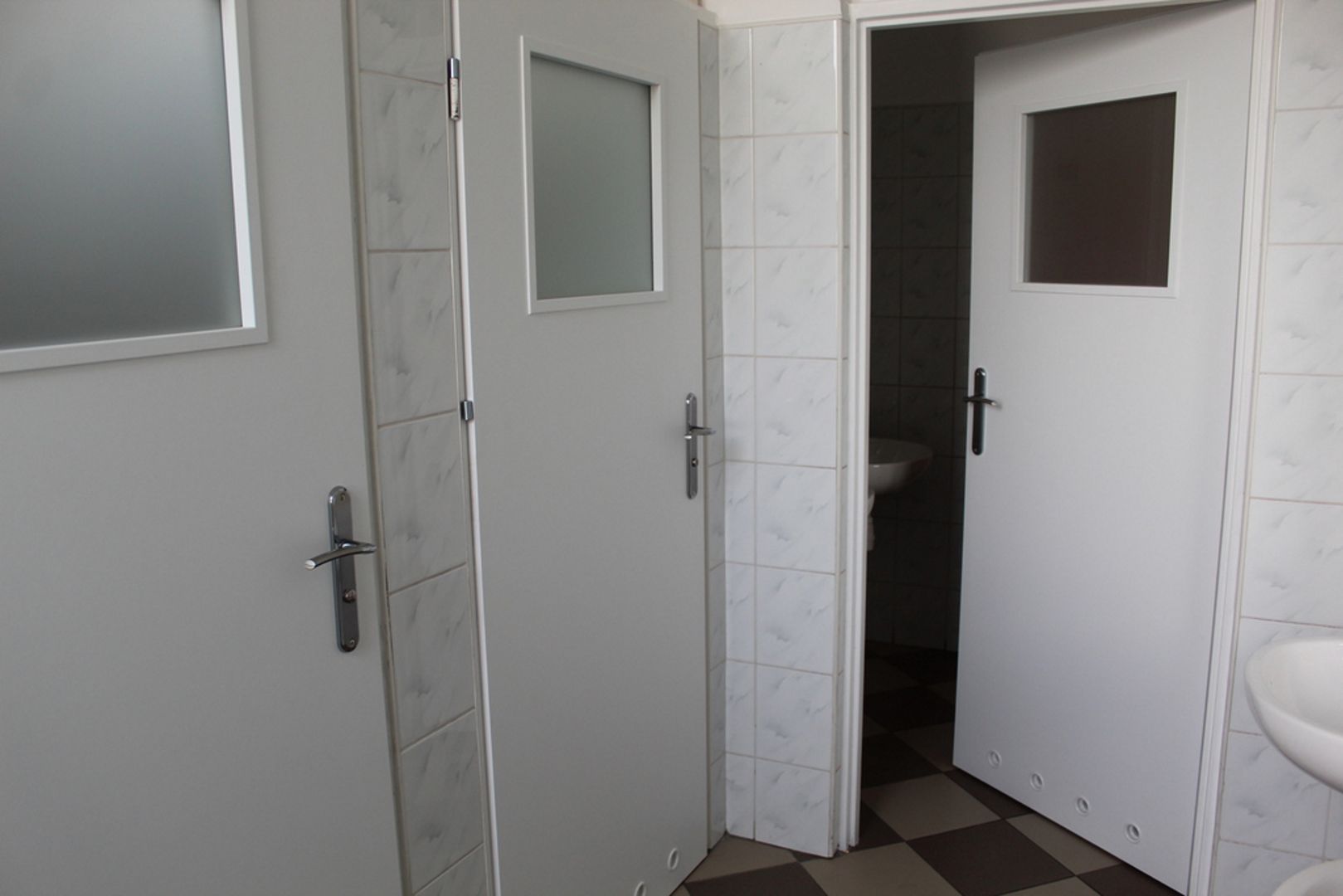 W poznańskiej szkole wymontowano drzwi do łazienek. Uczniowie oburzeni
