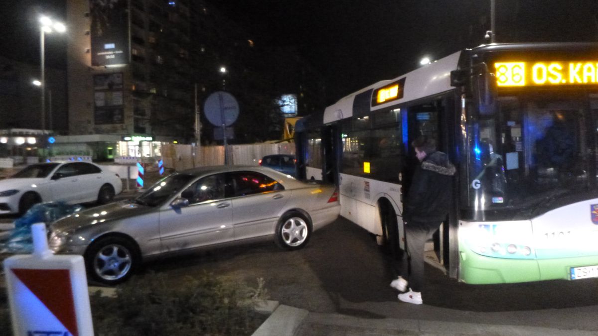 zaparkowany samochód zablokował autobus