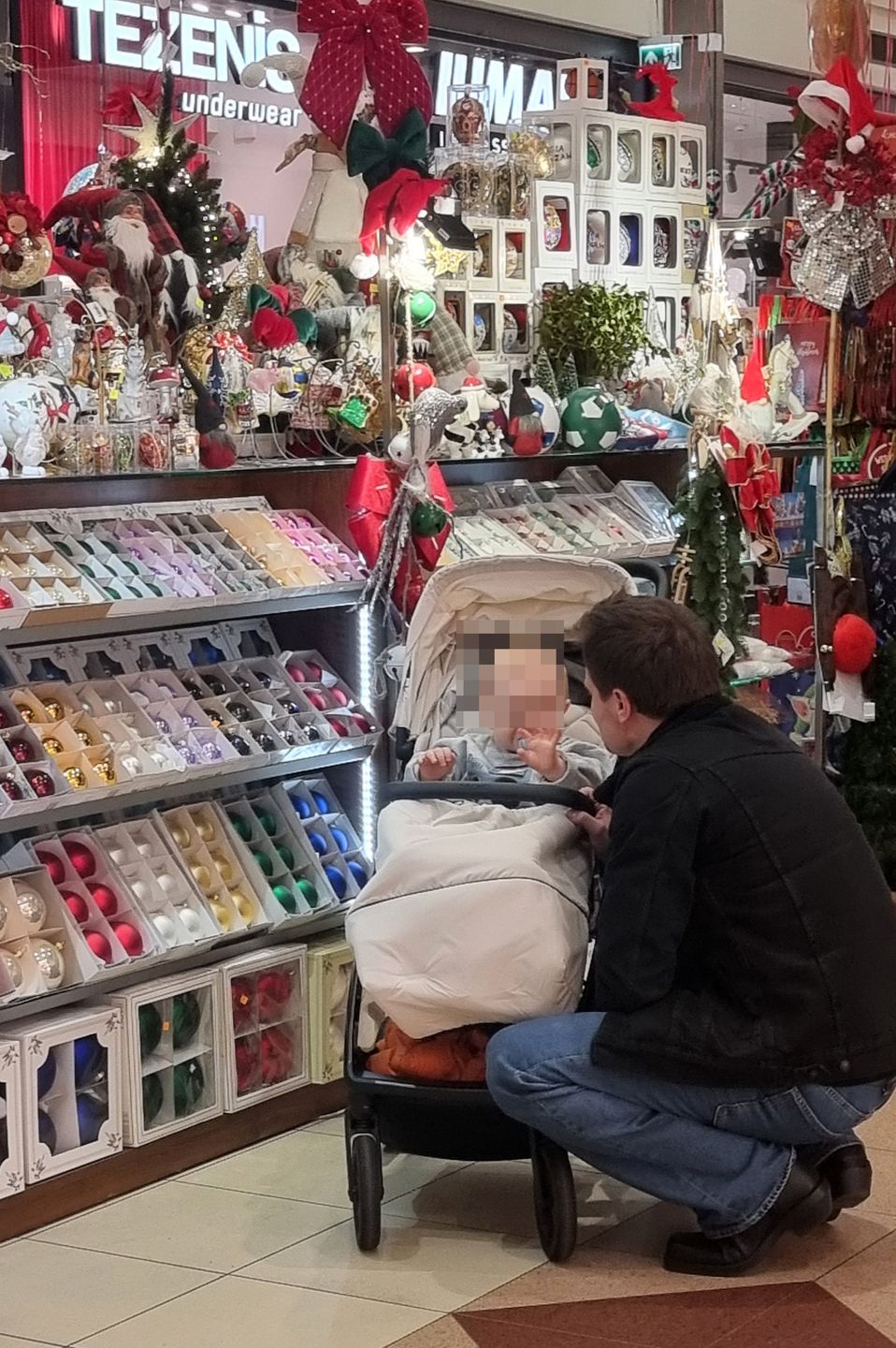 Marcin Hakiel i Dominika Serowska na zakupach z synem