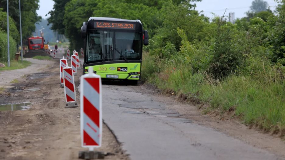 Autobus, który nie mieści się na drodze. 