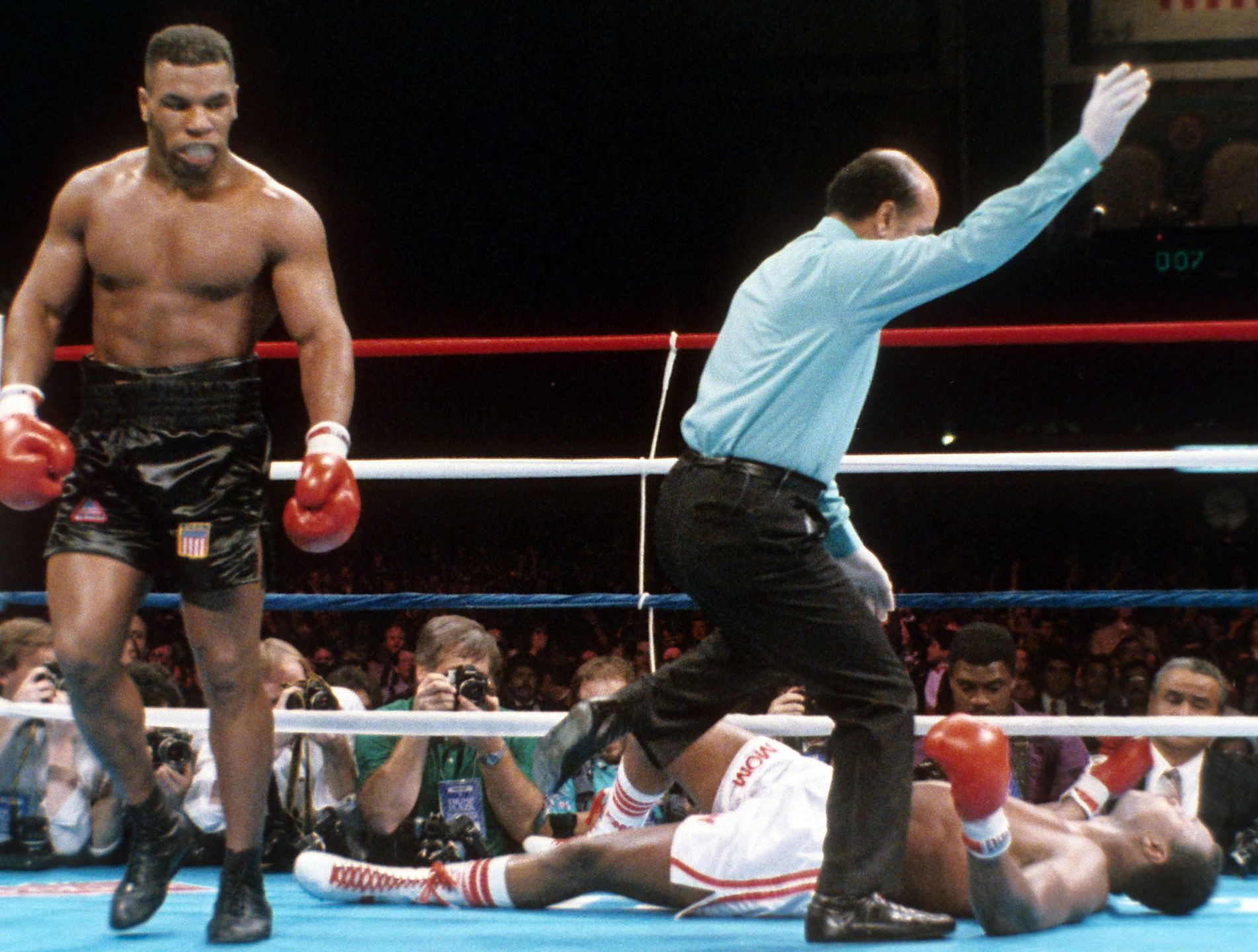 Rok 1988. Mike Tyson vs. Larry Holmes