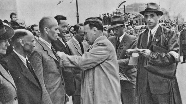 Jeszcze przed śmiercią Bieruta sobowtór miał go zastępować podczas niektórych oficjalnych wystąpień.