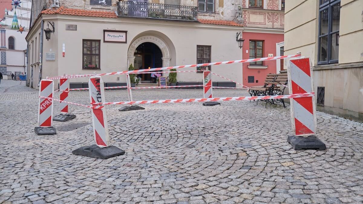 Zapadnięta nawierzchnia na Starym Mieście w Lublinie