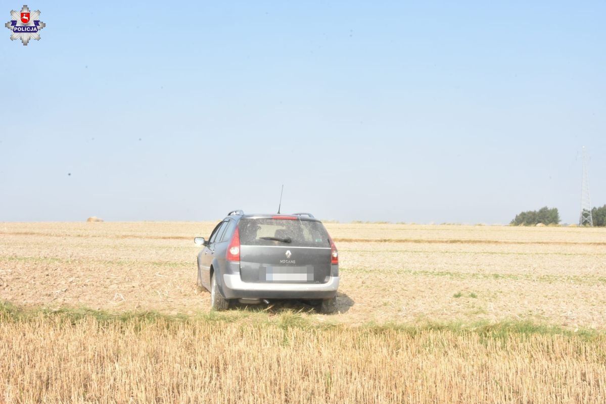 Renault zakopał się na polu