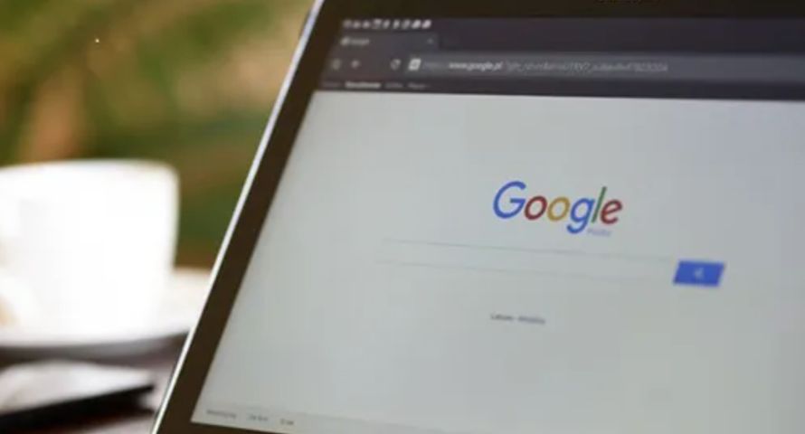 Czołowy wydawca stracił 80 proc. kliknięć przez Google AI Overviews. Dyrektorka tłumaczy