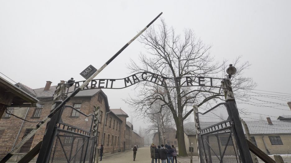 Turystka z Holandii została ukarana za "hajlowanie" przed bramą Auschwitz 