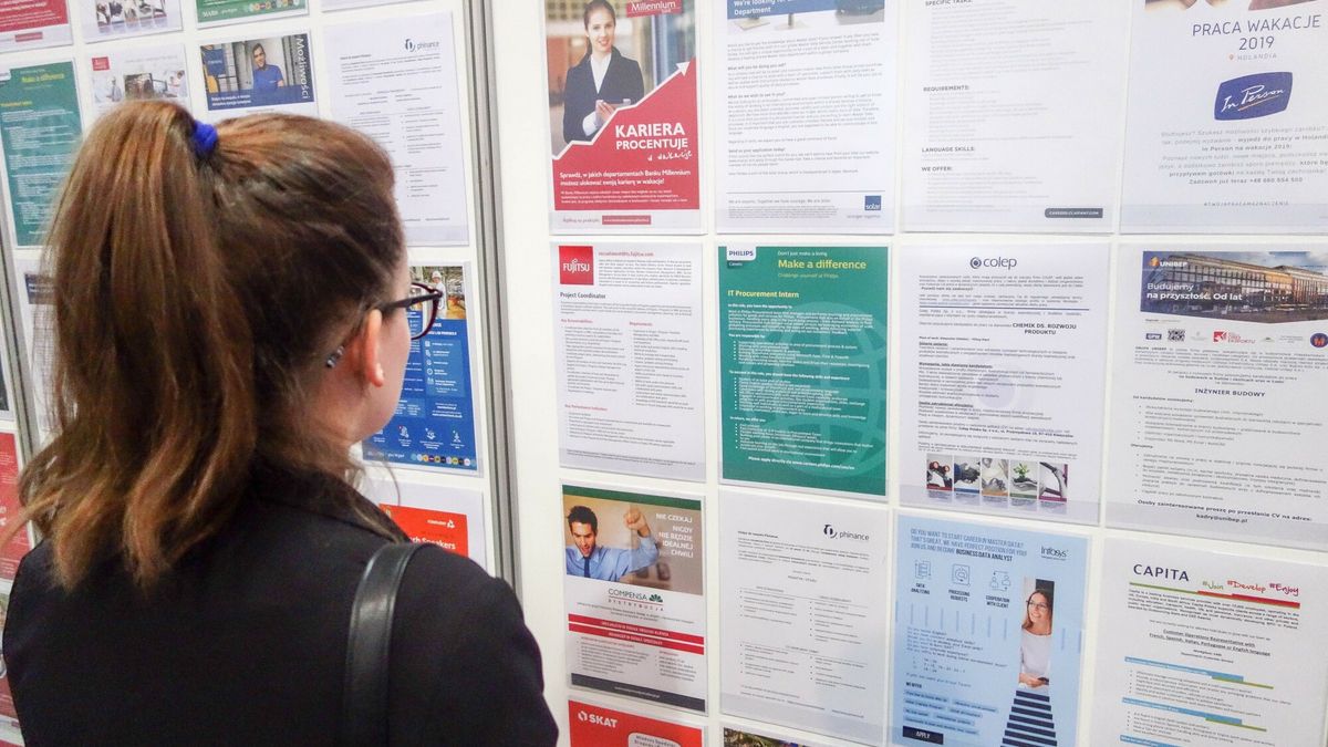 Reporter baza 2020-06-c
03.04.2019 Lodz. Absolvent Talent Days - Najwieksze targi pracy i praktyk w lodzkiej hali Expo. N/z tablice ogloszeniowe z ofertami pracy. Fot. Piotr Kamionka/REPORTER
Piotr Kamionka/REPORTER