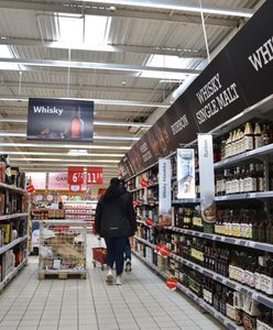 Auchan wycofuje z półek ten alkohol. Jest groźny dla zdrowia