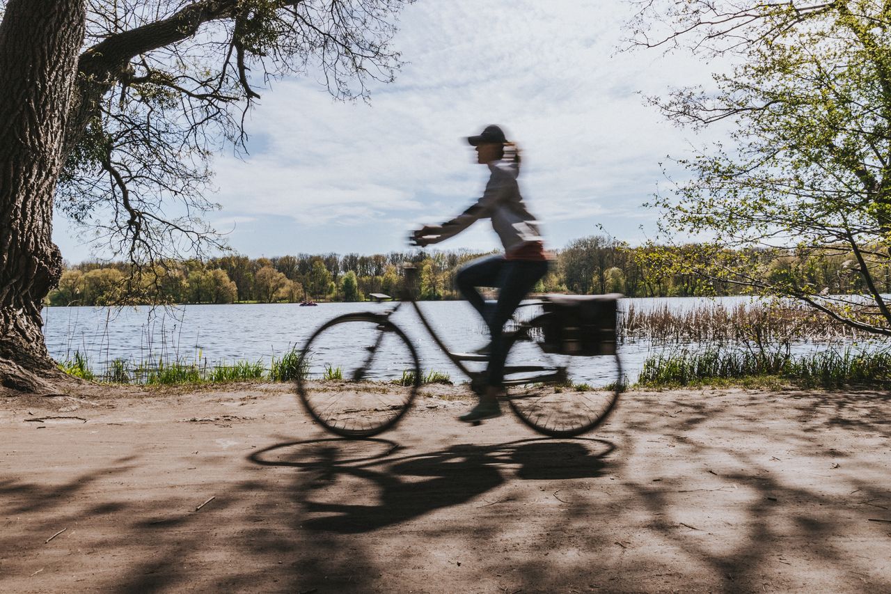 Zamiast komunikacją miejską, warto jechać do pracy rowerem