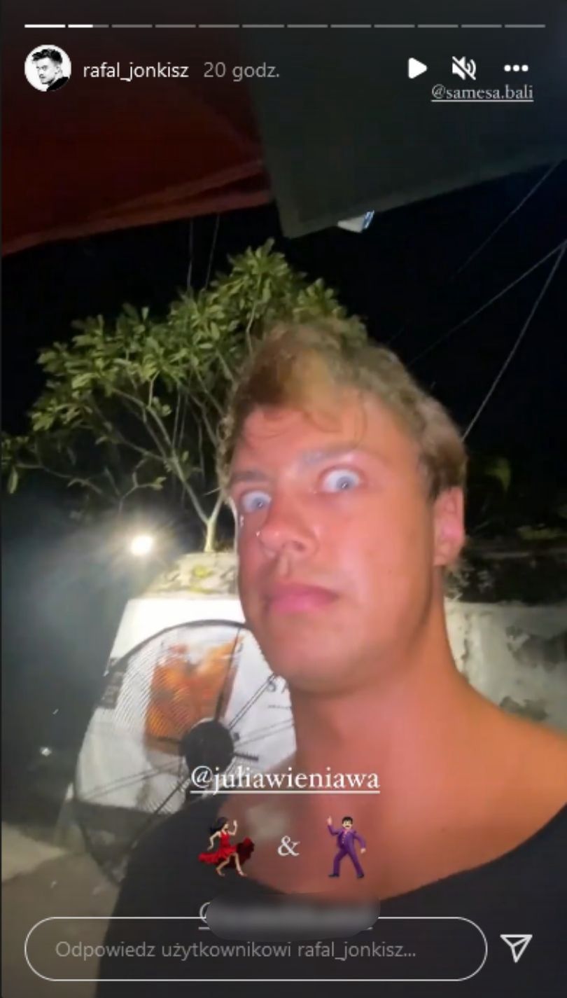 Julia Wieniawa tańczy na stole na Bali