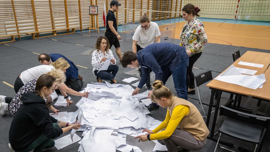 Członkowie komisji wyborczej w czasie liczenia głosów